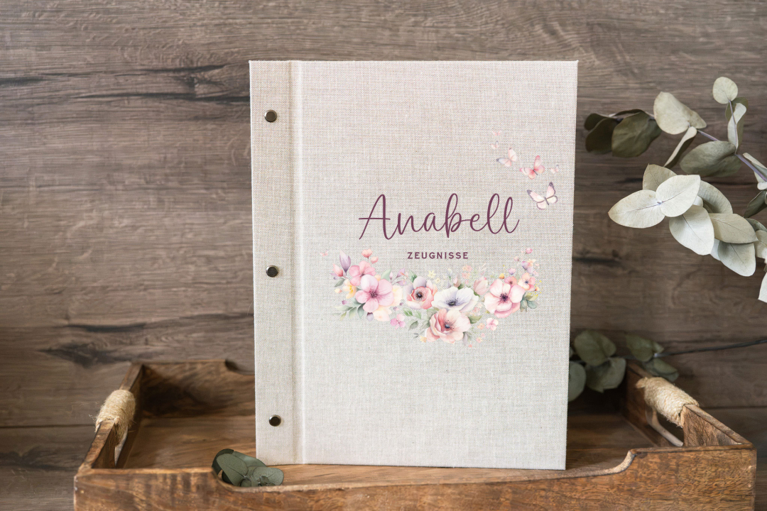 Personalisierte Zeugnismappe mit Namen in Leinenoptik, Blumen- und Schmetterlingsmotiv (Beispielname: Anabell)